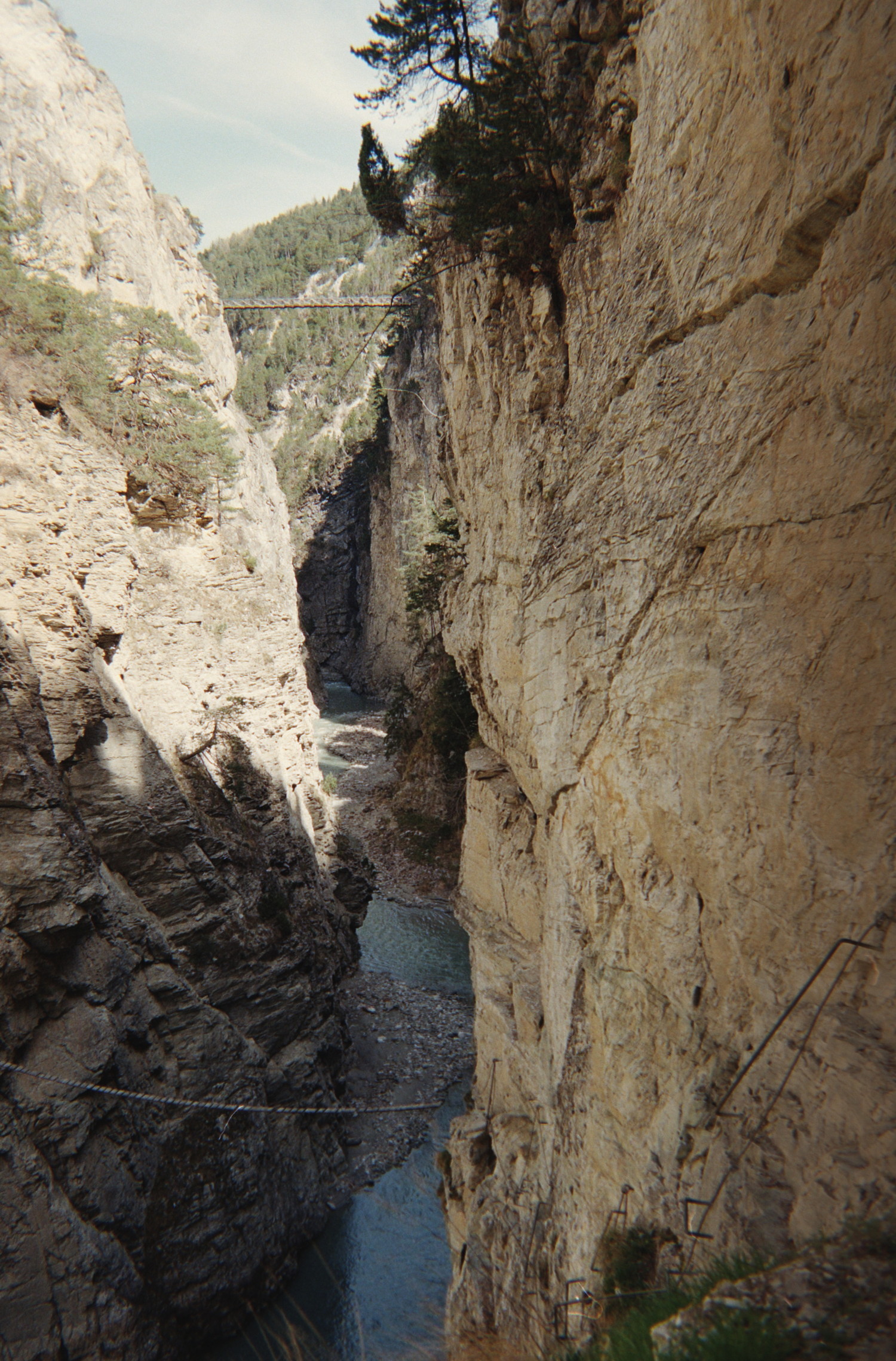 While we are on a quite flat portion of the trail, I'm taking the opportunity to turn back and take a shot at the distance we have covered. A few hundred of meters since the footbrige allowing to cross the riff, and the start of the Via-ferrata. We are at the middle of the two massive cliffs surounding us and luckly, a shadowy area that is most welcomed after the previous part that was under a hard-hitting sun. I can even see the rope-bridge we took to join the other cliff side and that cross over the river that lines the bottom of that rift we are in.
