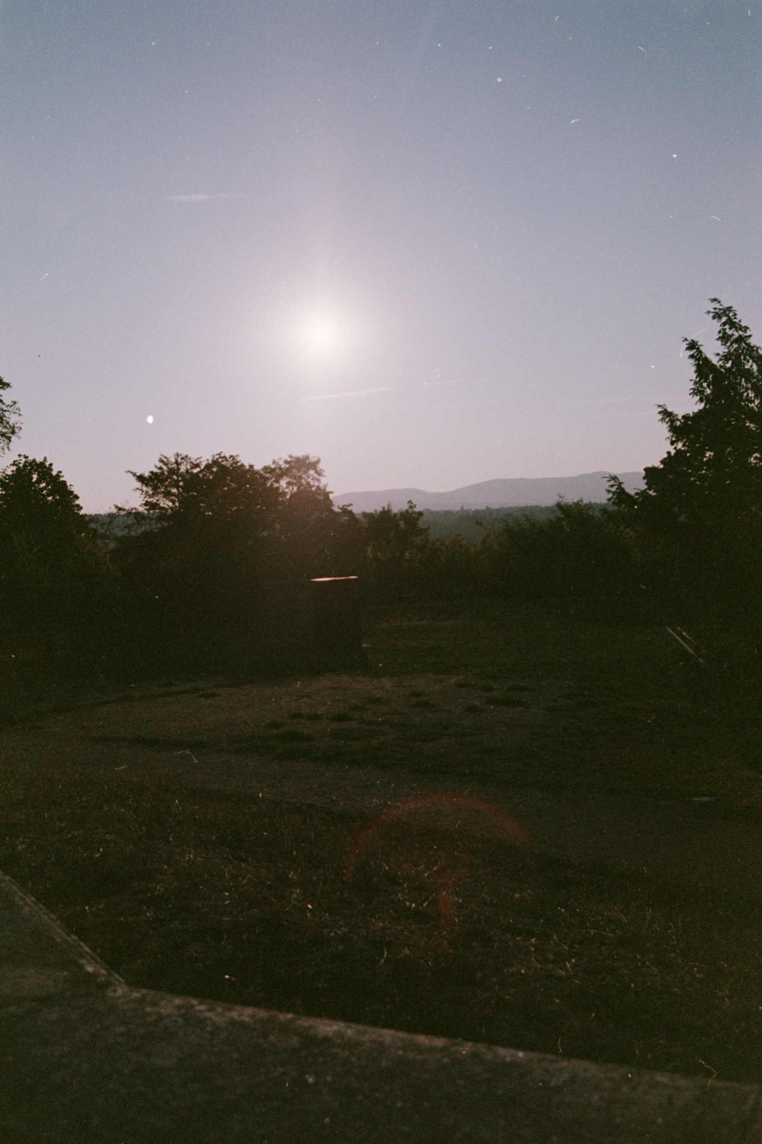 Massive beam of light, piercing though empty sky. Creating infinite horizon, made to lost the mind. Trees become noise, details lost in the warmth. Perfect way to wrap the day, down there at the park.