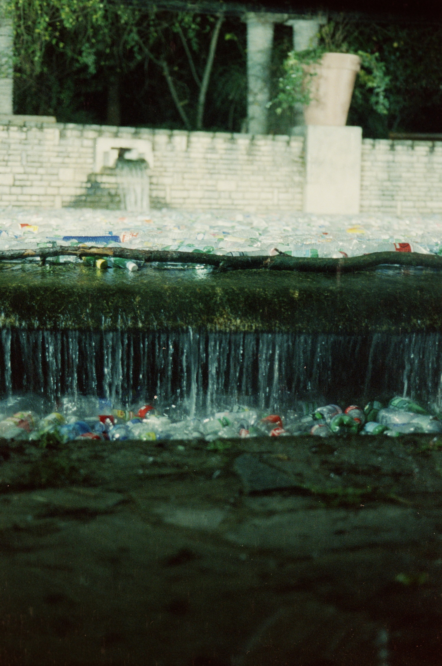 Huh, what happens to that fountain, it's water is covered in colourful plastic bottle ! Hard to miss as being the brightest spot in the park, but that is what the Luzinterruptus collective wanted. Create a strong contrast to attract attention and create reflection around consumptions topics. Very clever.
